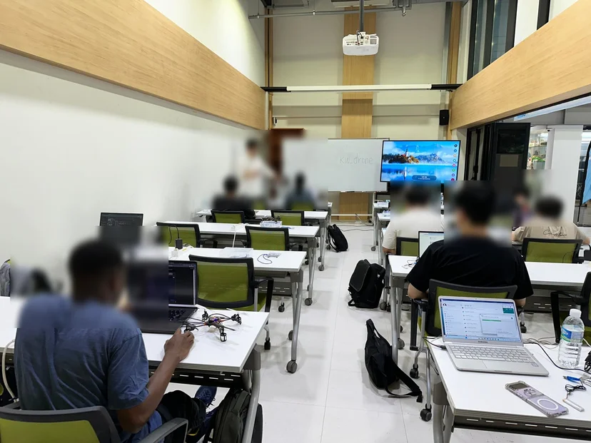 강원대학교 AI 코딩 드론 제작 교육 현장 사진 10