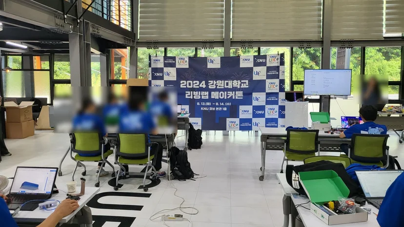 현수막 앞 공간에서 막바지 제작을 하는 팀들