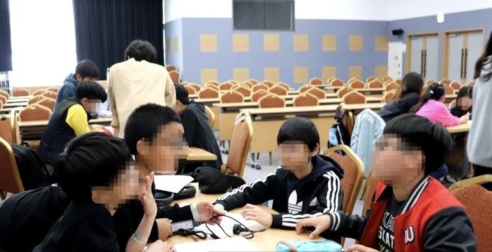 팀원들과 마주 앉아 아이디어를 나누는 학생들