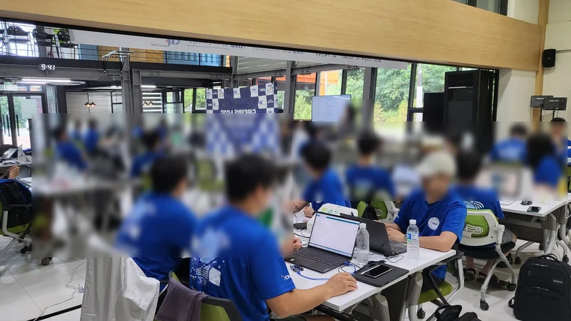테이블마다 시제품을 다듬는 팀들