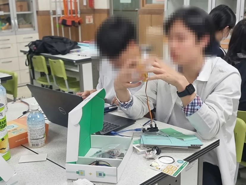 용호고등학교 AIoT 메이커 캠프 현장 사진 8