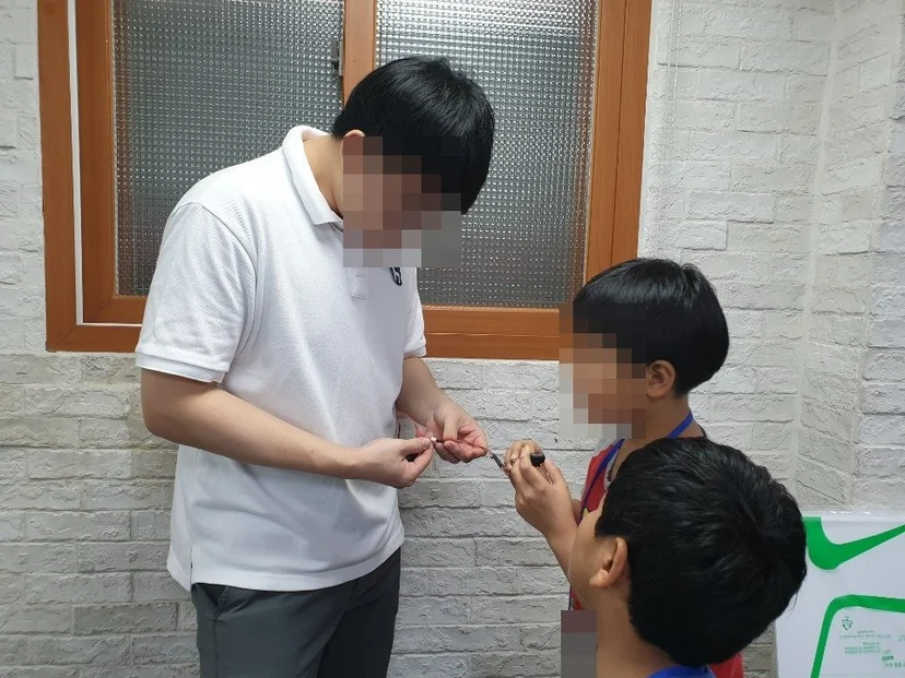 예제 자료를 참고하며 코드를 입력하는 학생(왼쪽)과 학생과 함께 배선을 확인하는 교풀에듀 강사(오른쪽)