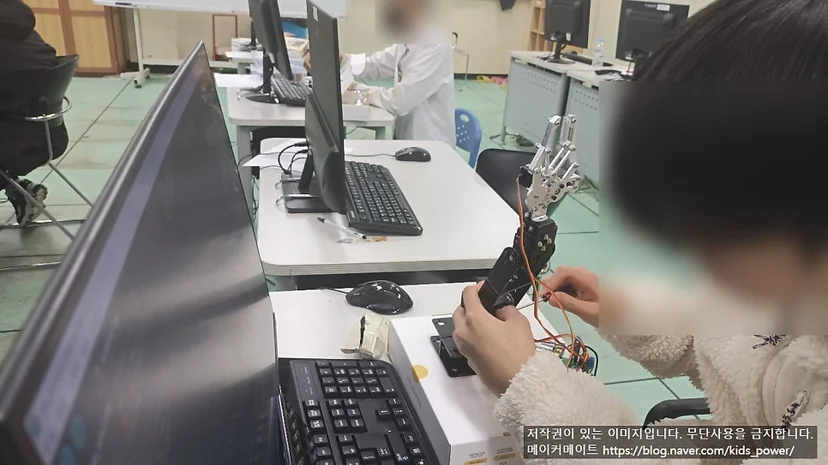 학생이 조립한 아두이노 로봇암