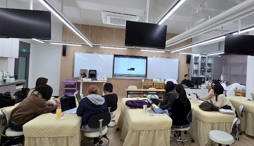 노트북을 펴고 AI 활용 실습 수업을 듣는 신한대학교 학생들