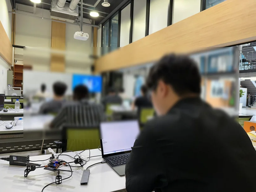 강원대학교 AI 코딩 드론 제작 교육 현장 사진 14