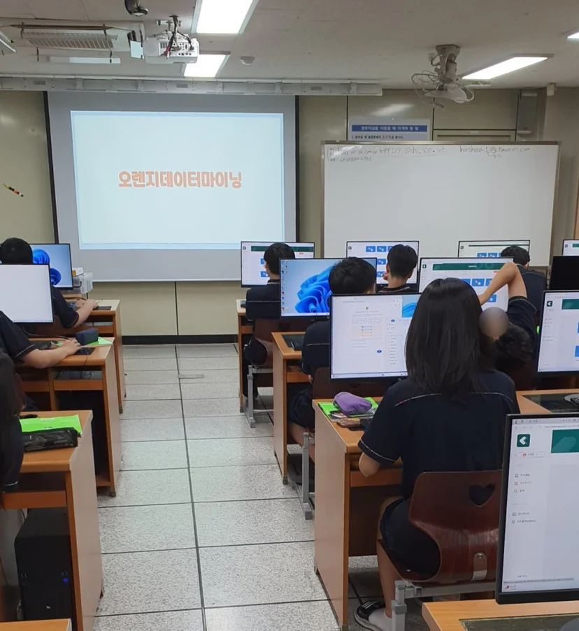 증포중 학생이 활동지를 작성하는 장면