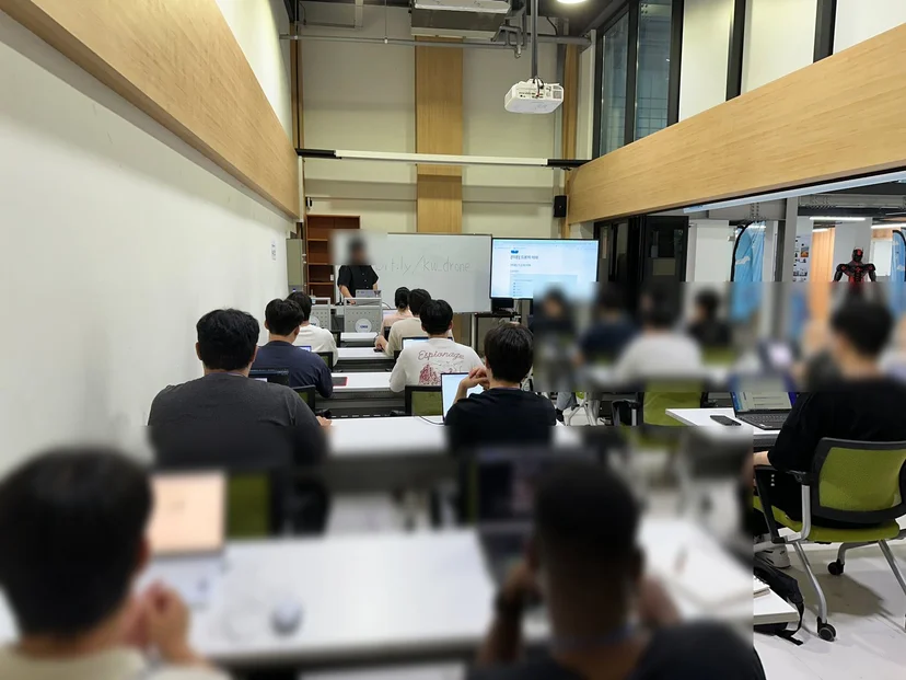 강원대학교 AI 코딩 드론 제작 교육 현장 사진 6