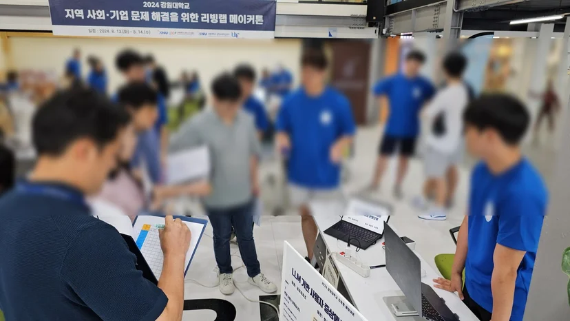 평가표를 든 참가자 앞에서 발표하는 팀과 바퀴 달린 로봇 시제품 시연