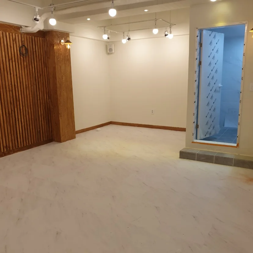 내구성과 수납력을 동시에 확보하는 체크포인트는 무엇일까요 전기·배수·관리 설비 위치 확인 사진