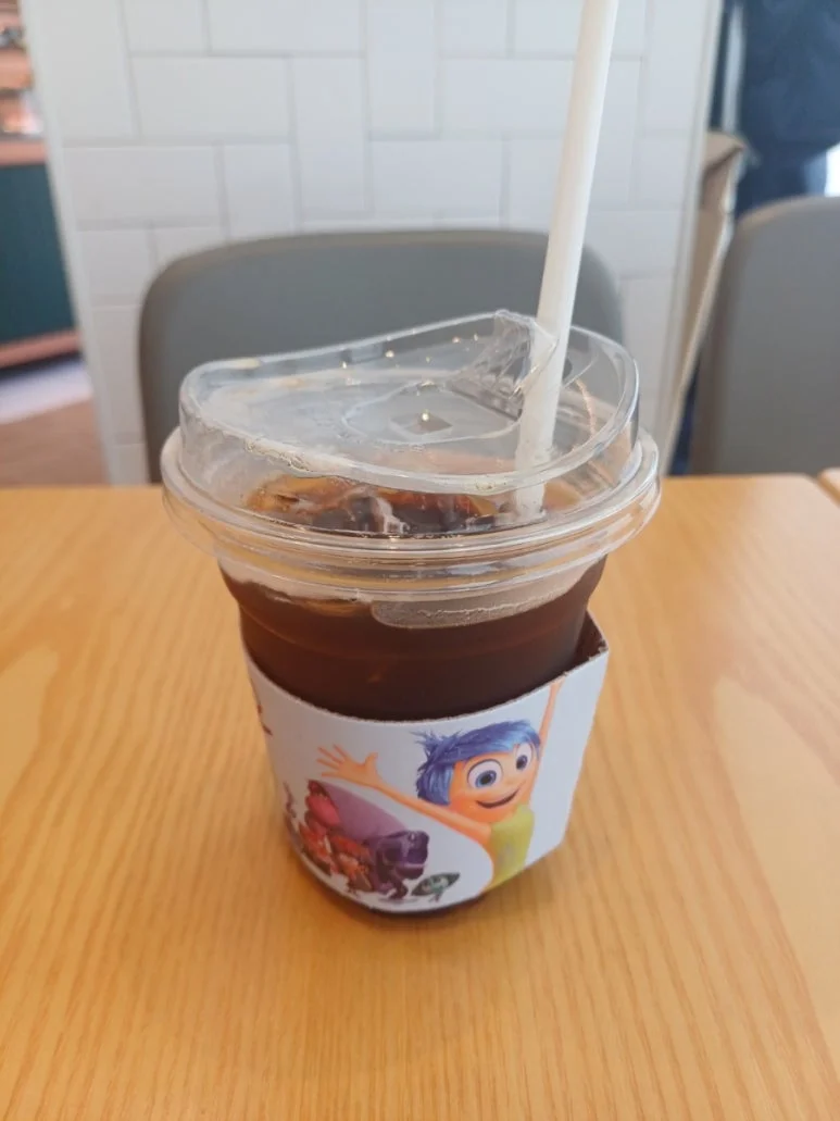 내부 선반 무게감과 조명 배치는 주류쇼케이스냉장고에서 왜 중요할까요 설치 공간과 주변 이동 동선 확인 사진