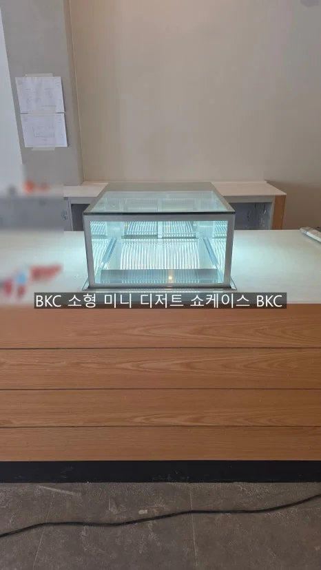 매장 인테리어와 어울리는 카페진열대 프레임 재질은 무엇일까요 전기·배수·관리 설비 위치 확인 사진