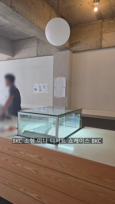 디저트 진열 방식과 매장 크기에 맞는 카페쇼케이스 규격 선택은 어떻게 하나요 전기·배수·관리 설비 위치 확인 사진