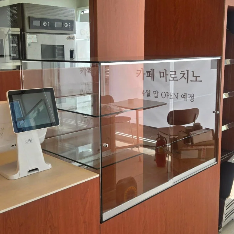 유리 접합 방식과 프레임 재질은 어떤 차이가 있는가 설치 공간과 주변 이동 동선 확인 사진