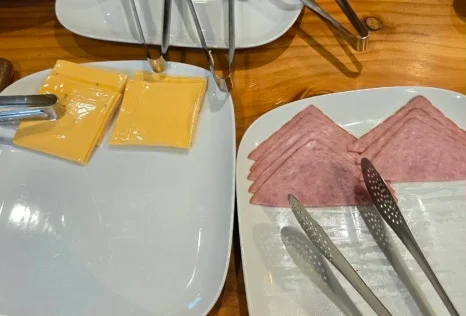 매장 동선과 배치 공간에 맞는 외경 규격을 먼저 측정해야 할까요 설치 공간과 주변 이동 동선 확인 사진