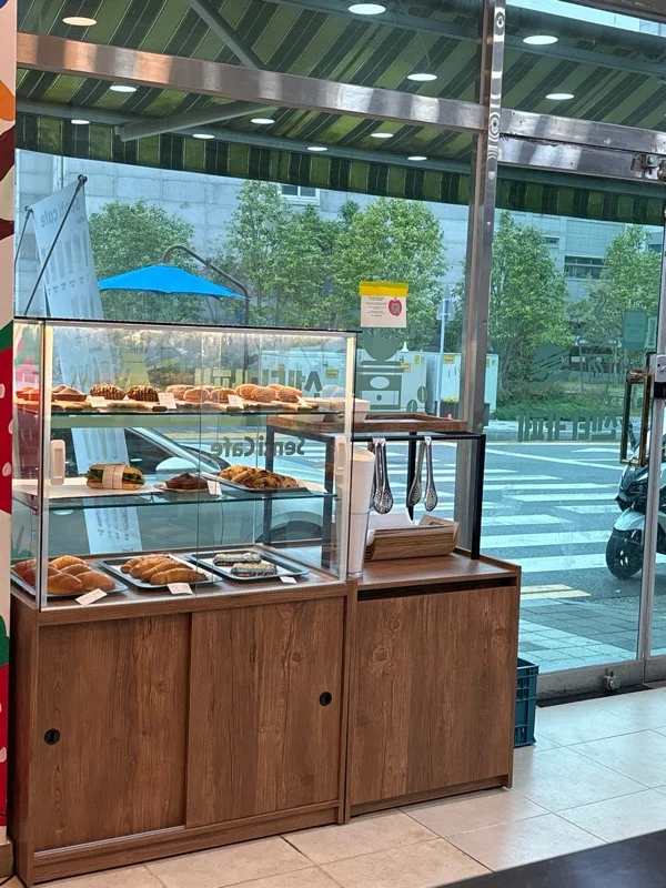 위생과 신선도 유지를 위해 빵진열대 관련 내용에서 꼭 확인해야 할 요소는 무엇인가요 전기·배수·관리 설비 위치 확인 사진