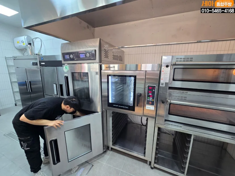 조명과 선반 재질은 디저트 진열에 어떤 영향을 줄까요 핵심 설치 조건과 사용 환경 확인 사진