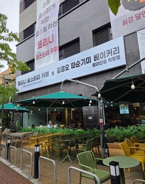 진열대 높이와 유리 각도를 잘못 정하면 손님 접근성이 어떻게 떨어질까 전기·배수·관리 설비 위치 확인 사진