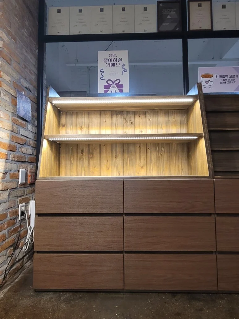 냉장 기능이 들어간 쇼케이스는 전기 사양을 어떻게 체크할까요 전기·배수·관리 설비 위치 확인 사진