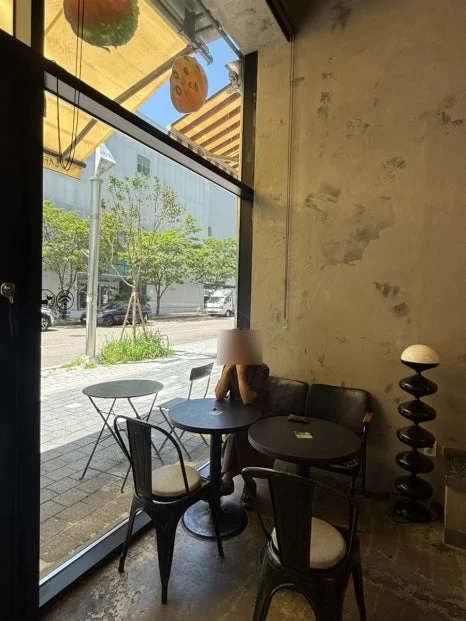 철재와 우드 중 어떤 재질을 골라야 할까요 설치 공간과 주변 이동 동선 확인 사진