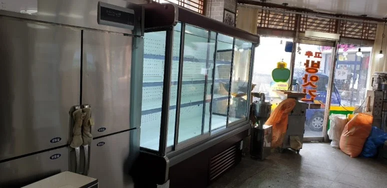 기성품 중형 쇼케이스를 선택할 때 고려할 기준은 무엇일까요 핵심 설치 조건과 사용 환경 확인 사진