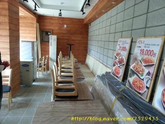 보관 위주 장비와 전시 겸용 쇼케이스 중 어느 쪽인가 전기·배수·관리 설비 위치 확인 사진