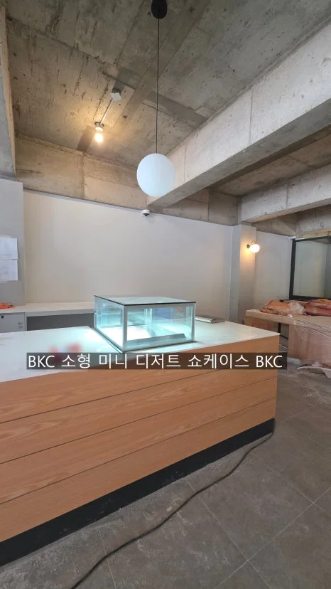 디저트 부패를 막는 카페진열대 유리 재질과 조명은 무엇일까요 설치 공간과 주변 이동 동선 확인 사진