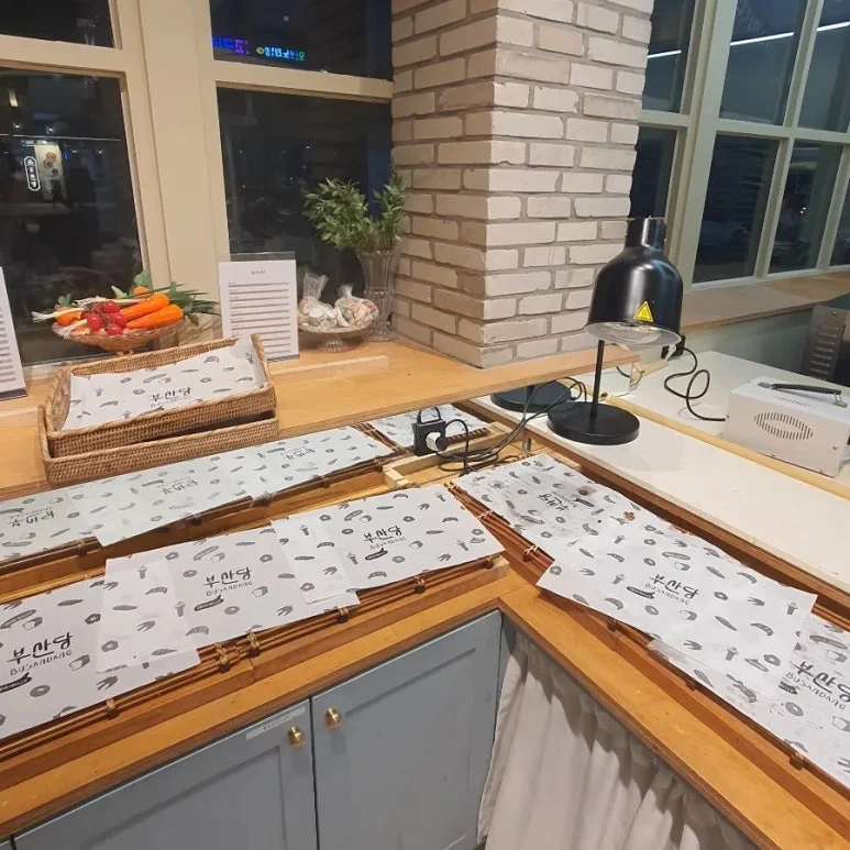진열할 품목의 제형과 매장 면적에 알맞은 장비 규격을 정하셨나요 설치 공간과 주변 이동 동선 확인 사진