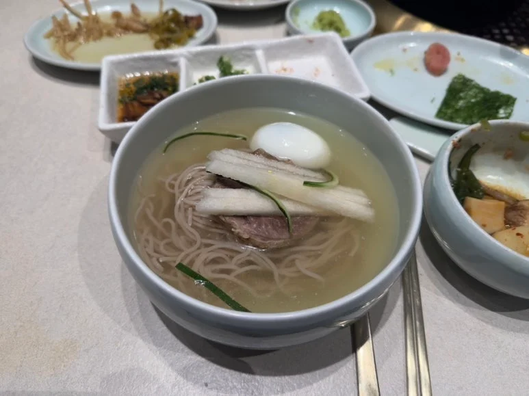 정육냉장고 문의 전 매장 용량과 규격은 어떻게 결정해야 하나요 설치 공간과 주변 이동 동선 확인 사진