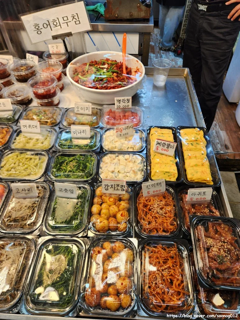 반찬가게 냉장고 구매 시 가장 먼저 살펴볼 기준은 무엇인가요 전기·배수·관리 설비 위치 확인 사진
