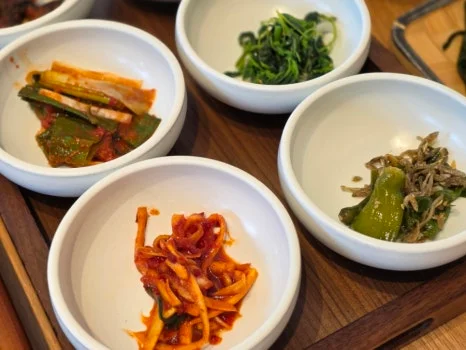 보관 위주 장비와 전시 겸용 쇼케이스 중 어느 쪽인가 설치 공간과 주변 이동 동선 확인 사진