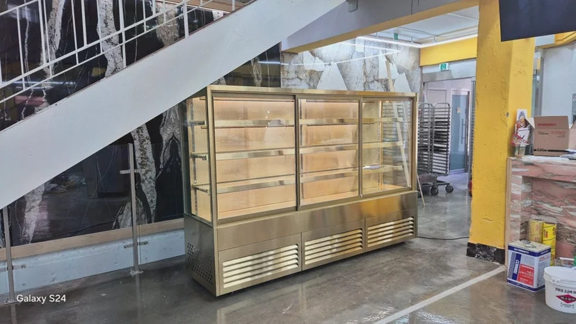 손님과 직원의 동선에 맞는 쇼케이스 도어 방향을 정하셨나요 핵심 설치 조건과 사용 환경 확인 사진