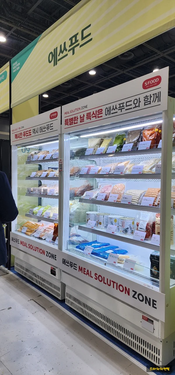 규격과 매장 동선에 맞는 쇼케이스 배치 기준은 어떻게 설정해야 하나요 전기·배수·관리 설비 위치 확인 사진