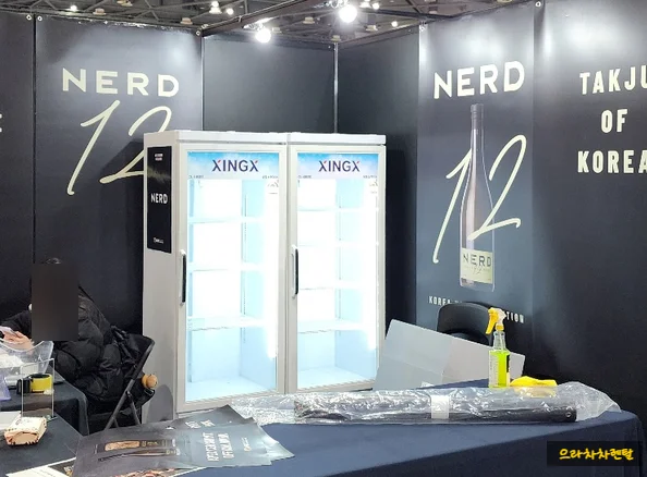 대형 및 맞춤 제작 쇼케이스 예산 구간에서는 무엇을 확인해야 하나요 설치 공간과 주변 이동 동선 확인 사진