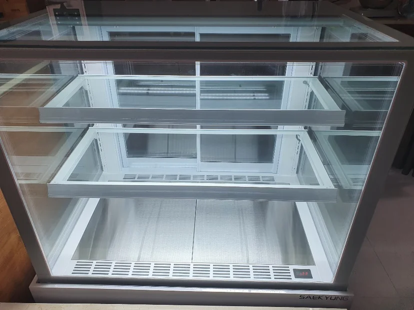 쇼케이스 청소와 곰팡이 예방 관리는 어떻게 진행할까요 핵심 설치 조건과 사용 환경 확인 사진