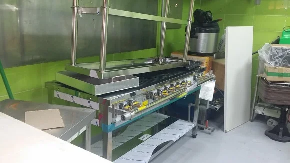 소형 매장의 초기 비용을 아끼는 기본 선반 선택법은 무엇인가요 전기·배수·관리 설비 위치 확인 사진