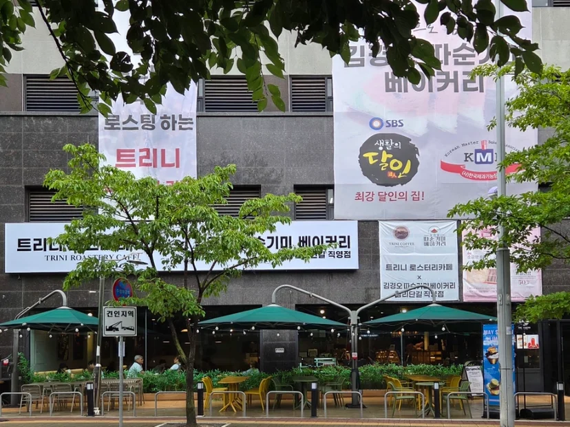 진열대 높이와 유리 각도를 잘못 정하면 손님 접근성이 어떻게 떨어질까 설치 공간과 주변 이동 동선 확인 사진