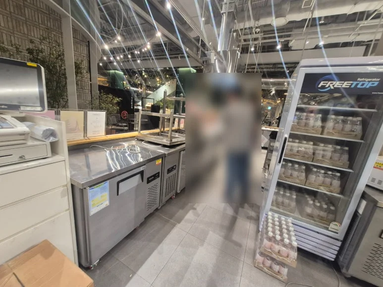 매장 크기에 적합한 쇼케이스 규격과 용량은 어떻게 정하나요 설치 공간과 주변 이동 동선 확인 사진