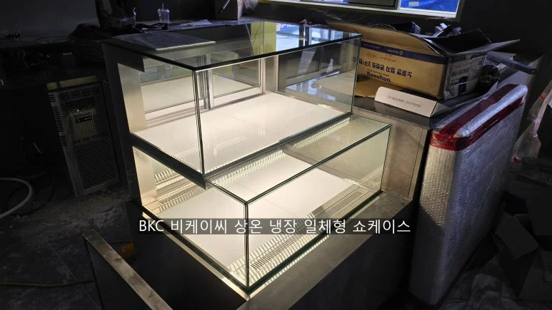 상온쇼케이스 유리 투명도와 마감 상태는 어떻게 확인할까요 전기·배수·관리 설비 위치 확인 사진