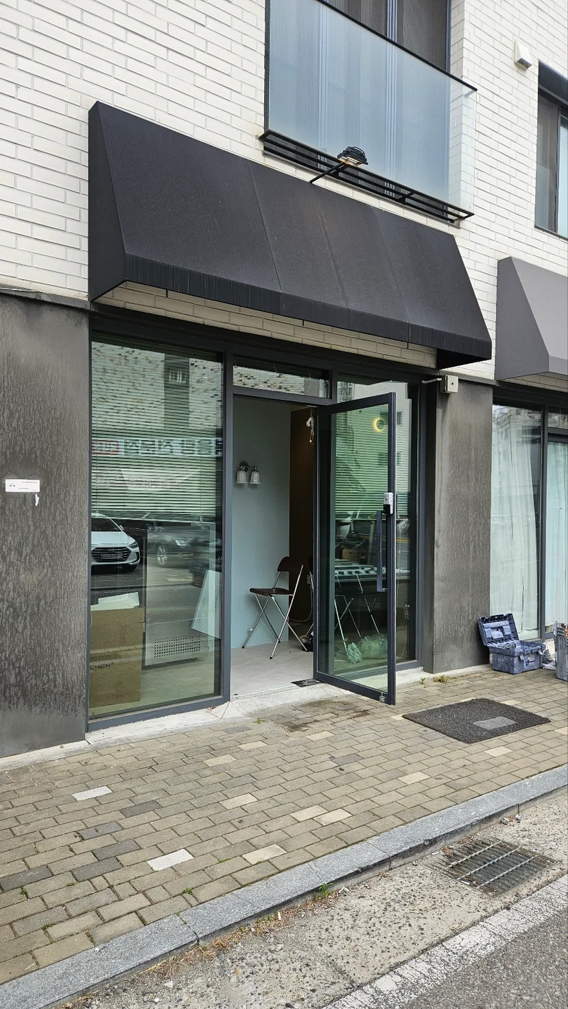 내부 냉각 방식은 직냉식과 간냉식 중 어떤 형태가 적합한가요 설치 공간과 주변 이동 동선 확인 사진