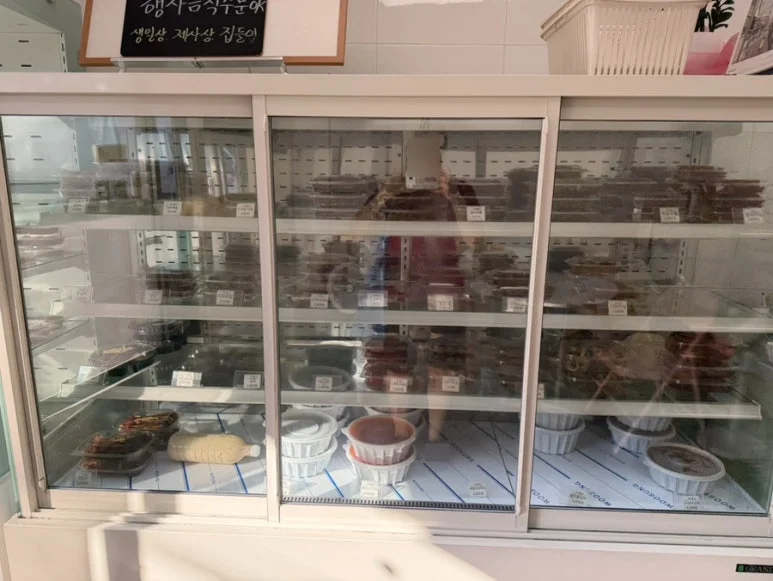 주방 동선에 맞는 영업용반찬냉장고 치수와 밧드 구성을 어떻게 확정할까 설치 공간과 주변 이동 동선 확인 사진
