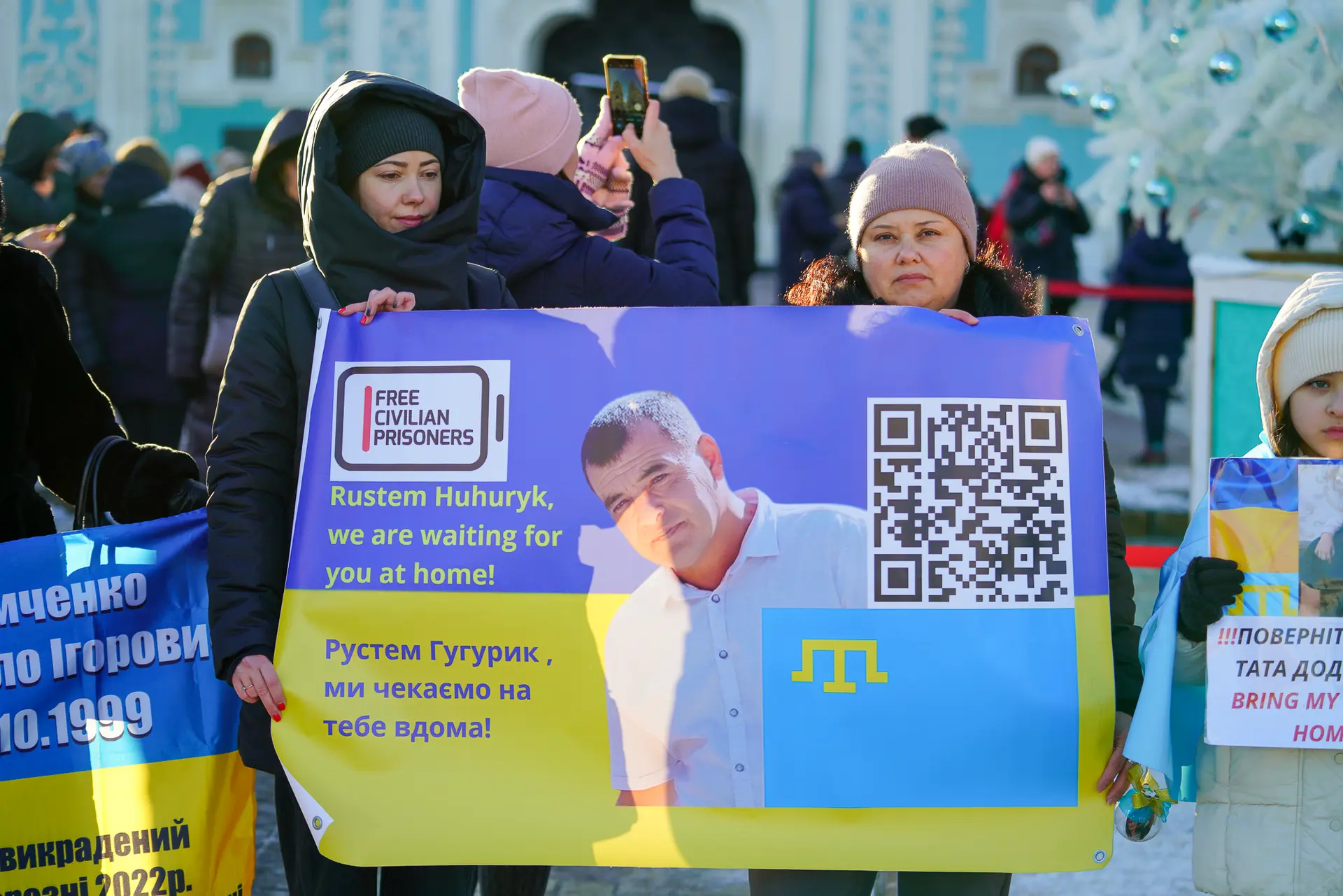 우크라이나 수도 키이우에서 열린 ‘민간인 포로 석방을 촉구하는 집회’의 모습. 