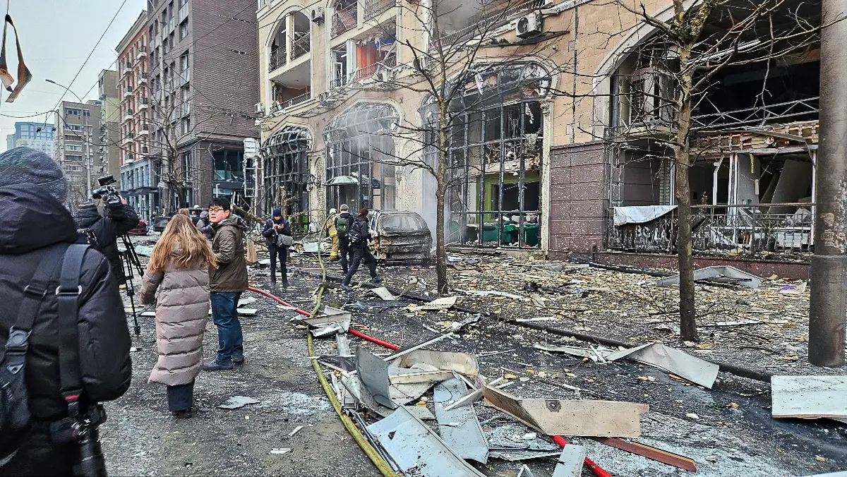 2024년 12월 20일 새벽 러시아가 우크라이나 수도 키이우 중심가를 미사일 공습했다. 우크라이나 군 및 정보기관과 함께 아르헨티나와 몬테니그로 등 6개 나라 공관과 외국 체인 호텔 등 외국인 밀집 지역이기도 하다. 때문에 전쟁이 치열해지면서 러시아가 공습 대상을 확대했다는 분석이 나왔다. 사진은 KBS 취재진이 공습경보 해제 직후 현장을 둘러보면서 방송 준비를 하고 있는 모습.