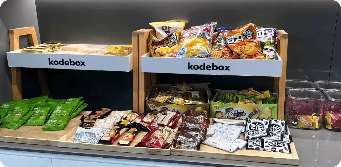 에어서플라이를 통해 운영 중인 코드박스 탕비실의 간식대 모습