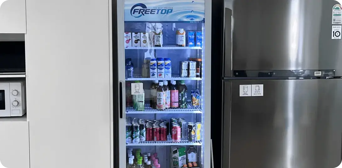 코드박스 사무실의 탕비실 냉장고, 음료와 간식이 정리된 모습