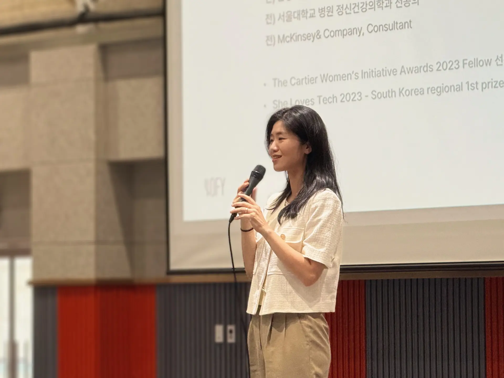 업피플 문우리 대표님이 MPW Korea 전사 팀빌딩 워크샵에서 연사로 프로그램을 진행하고 있다.