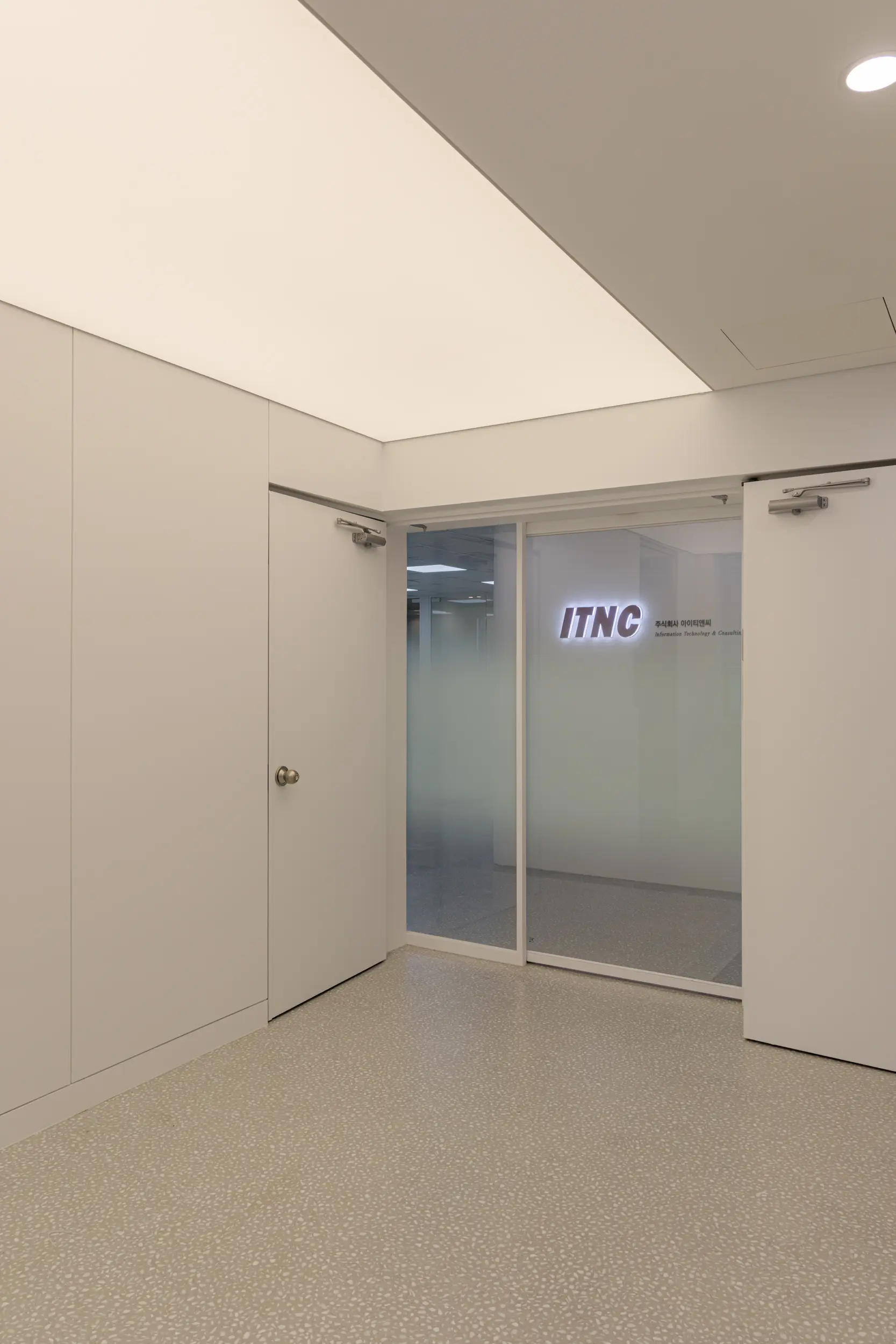 사무실인테리어, 오피스인테리어, 사옥인테리어, 사무실파사드, 오피스파사드, 강남 사무실인테리어, 사무실 대형평수 인테리어, 서초 사무실인테리어