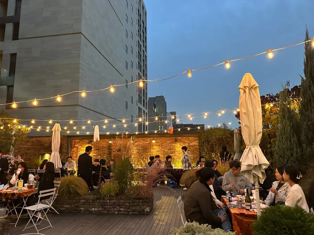 날이 어두워질수록 더욱 예쁜 루프탑이 드러나고 있습니다.