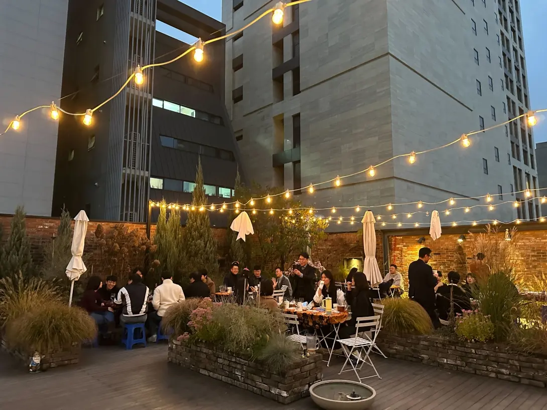 그날의 따뜻한 조명, 온도, 습도를 기억합니다.