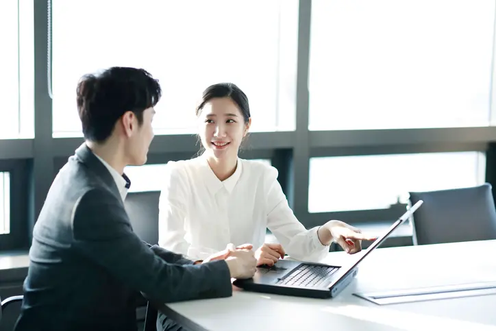 좋은 사람을 뽑고 싶다면 담당자의 여유를 챙겨야함을 의미하는 두 사람의 여유로운 모습