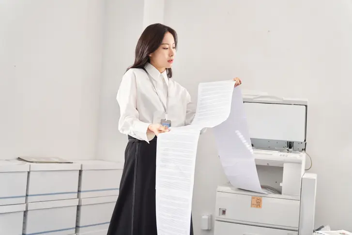 넓은 의미에서의 인사 업무를 의미하는 긴 종이를 들고 있는 사람